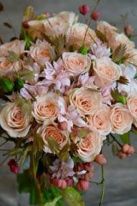 Bouquet de roses, chasmanthiums, oeillets étoilés et fusians