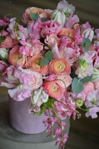 Bouquet de renoncules, tulipes, coeur de marie, roses et pois de senteur