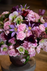 Bouquet d’anémones, roses, clématites, oeillets, hellebores, skimmias et clématites