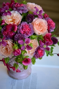 Bouquet de roses, oeillets, clématites, ails et lavatères