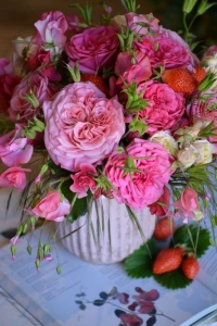 Bouquet de roses, silènes, Pois de senteur et graminés