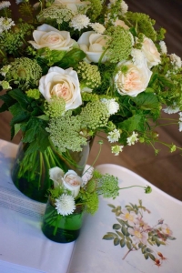 Bouquet de roses de jardin, scabieuse, dilles et basilics