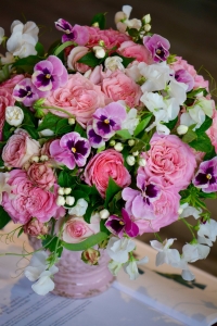Bouquet de pensées, roses de jardin et pois de senteur