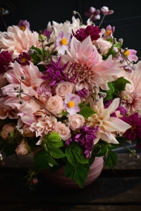 Bouquet de dahlias,cléomes, clématites, roses et framboises