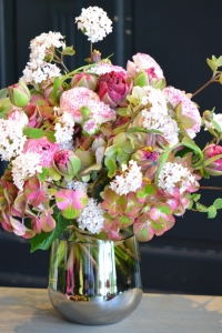Bouquet de renoncules, hortensias, hellebores et tulipes