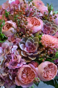 Bouquet de roses, dahlias, echeverias, hortensias et baies de rosier
