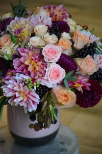 Bouquet de dahlias, roses, ligustrums, mûres et chasmanthiums
