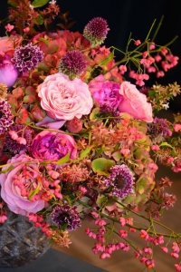 Bouquet de roses de jardin, scabieuses, hortensias, fusians,abelias et ails