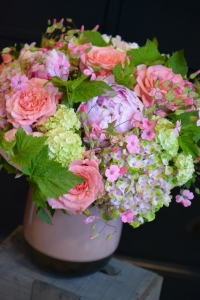Bouquet de pivoines, roses de jardin, cassis, viburnums et hortensias