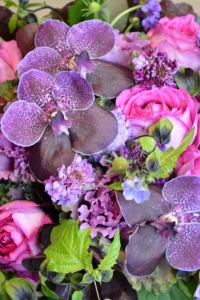 Bouquet de vandas, roses de jardin, scabieuses, choux, nicandras et cotinus