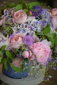 Bouquet de roses de jardin, chardons, artichauts, hortensias et monnaies du Pape