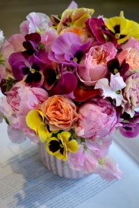 Bouquet de pensées, roses de jardin , pivoines et pois de senteur