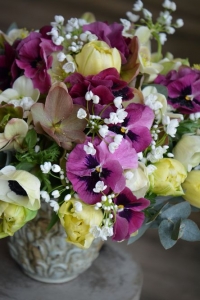 Bouquet d'hellébores, de pensées, d’ails, tulipes et anémones