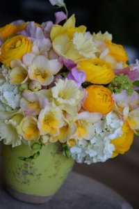 Bouquet de freesias, narcisses, renoncules et viburnums