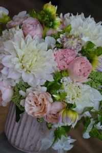 Bouquet de dahlias, roses de jardin, sedums et lavatères