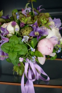Bouquet de ciboulettes, basilics, artichauds, pivoines, clématites et myosotis