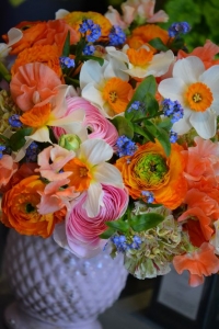 Bouquet de narcisses, renoncules, pois de senteur, oeillets et myosotis