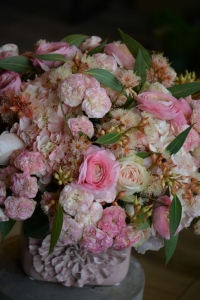 Bouquet d’hortensias, roses, fleurs d’eucalyptus et renoncules