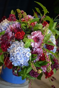 Bouquet d’hortensias, roses, fleurs d’eucalyptus et renoncules