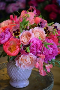 Bouquet de pivoines, pois de senteur,pensées et roses de jardin