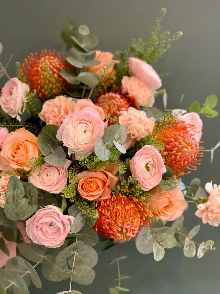 Un joli bouquet à offrir pour les fêtes de fin d'aBouquet Roses, renoncules, œillets, nutans, thlaspis et eucalyptus